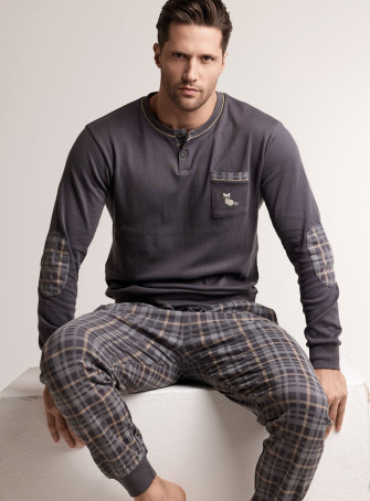 Pigiama in interlock di cotone con maglia serafino a maniche lunghe e pantalone lungo con polsi