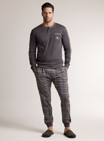 Pigiama in interlock di cotone con maglia serafino a maniche lunghe e pantalone lungo con polsi 2