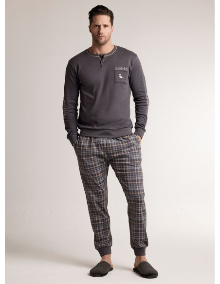 Pigiama in interlock di cotone con maglia serafino a maniche lunghe e pantalone lungo con polsi