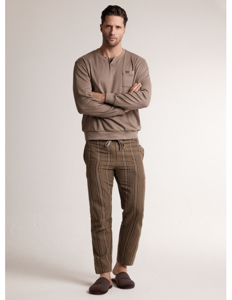 Pigiama in tessuto morbido con maglia serafino a maniche lunghe e pantalone lungo dritto